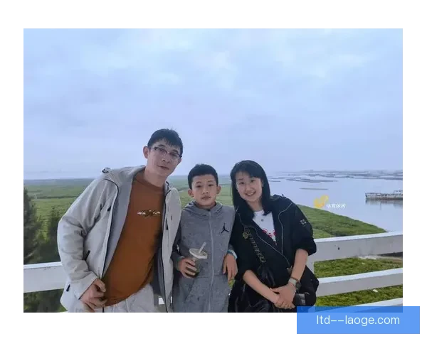 王刚在对阵山东泰山比赛中不幸多根肋骨骨折受重伤